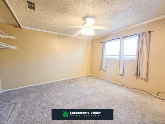 Building Photo - 8765 Crucero Dr