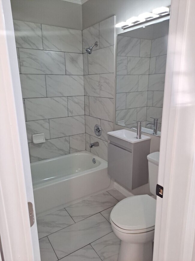 Building Photo - 2 bedroom 2 bath condo $1,150.00 water included