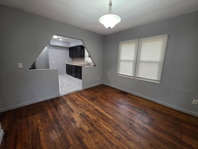 Building Photo - 3 Bedroom Home Near Zoo & Parks!