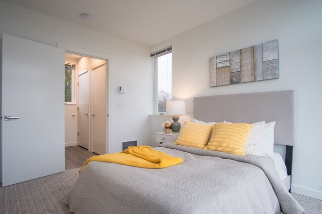 Building Photo - Modern 3BR/3BA Townhouse with Rooftop - Views of Downtown!