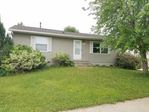 Building Photo - Great location, roomy yard, huge garage!