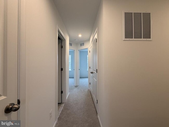 Building Photo - 453 Husky Trl