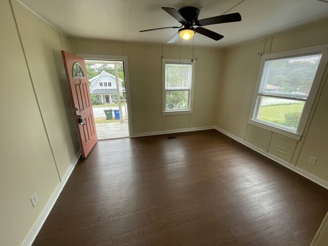 Building Photo - one bedroom one bath