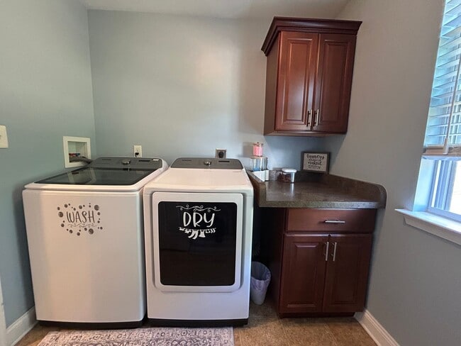 Building Photo - 84 Laks Ct