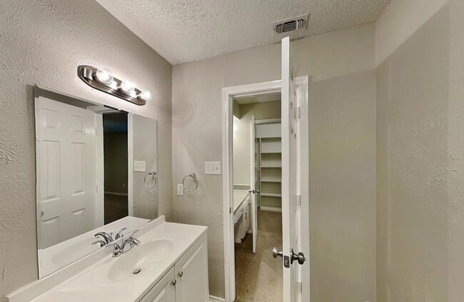 Building Photo - MOVE IN READY