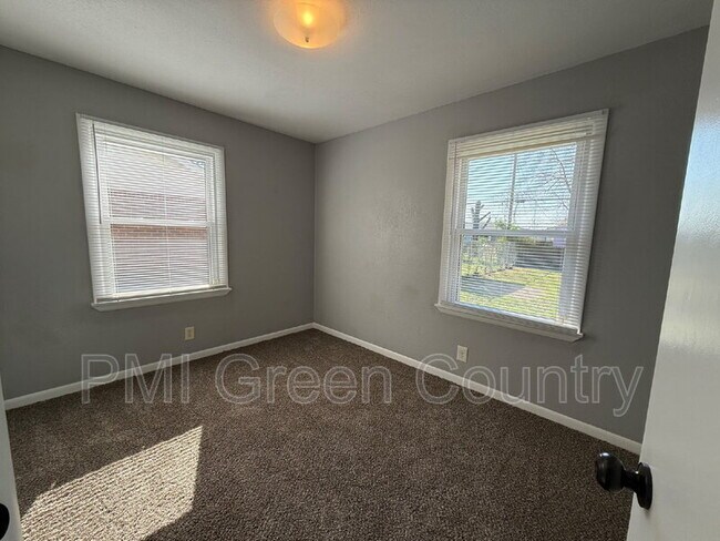 Building Photo - 9108 E Marshall St