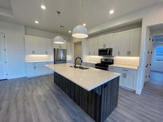 Building Photo - SPACIOUS HOME FOR RENT!
