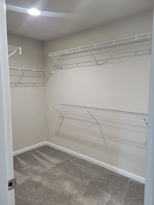Building Photo - Great 3 bedr. with large loft in perfect l...