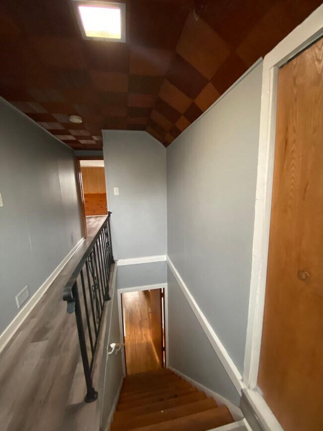 Building Photo - HOUSE FOR RENT IN LANSING !!