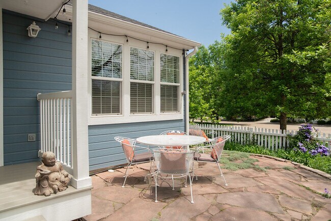 Building Photo - 2 BDR Gorgeous Updated Townhome with Huge Garden