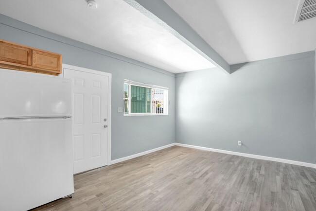 Building Photo - BEAUTIFUL RENOVATED SINGLE BED AND BATH UN...