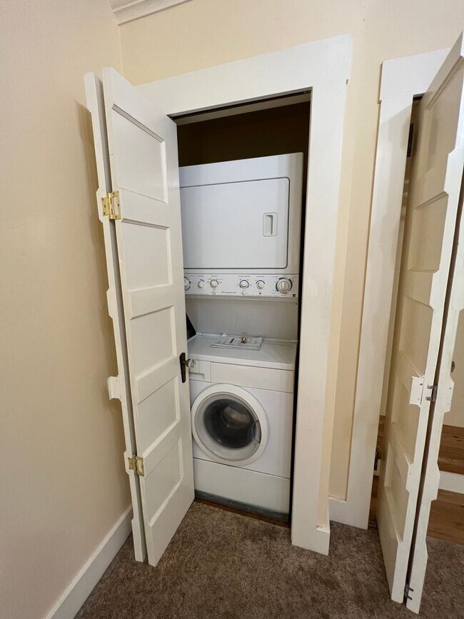 Building Photo - Charming 1 bedroom 1 bath cottage tucked off the beaten path but in down town Grass Valley with p...