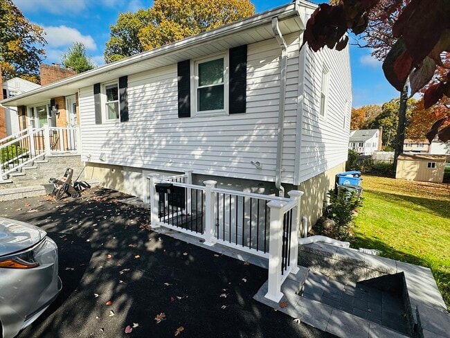 Building Photo - 10 Beaver Brook Rd