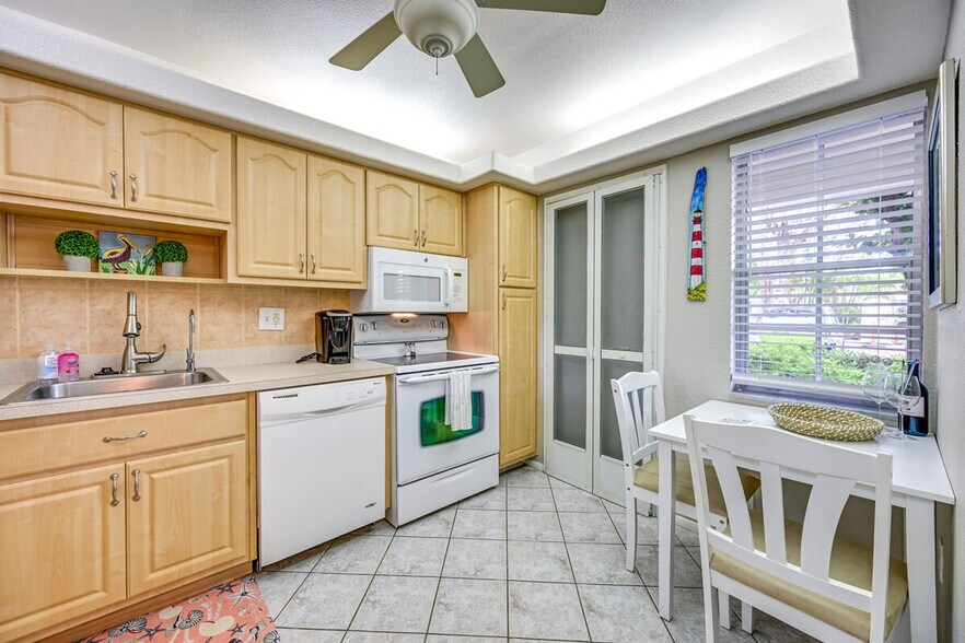 Building Photo - 745 W Country Club Dr