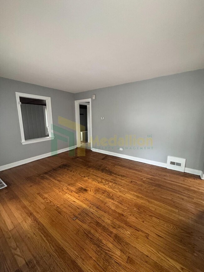 Building Photo - Stylish 4BR/2BA Home with Modern Updates & Finished Basement ( Near 124TH & LaSalle)