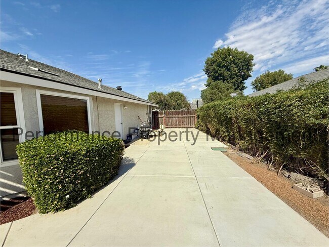 Building Photo - Beautiful 3 Bed/2 Bath NW Bakersfield Home w/ RBP/Pest Control, Pool & Solar