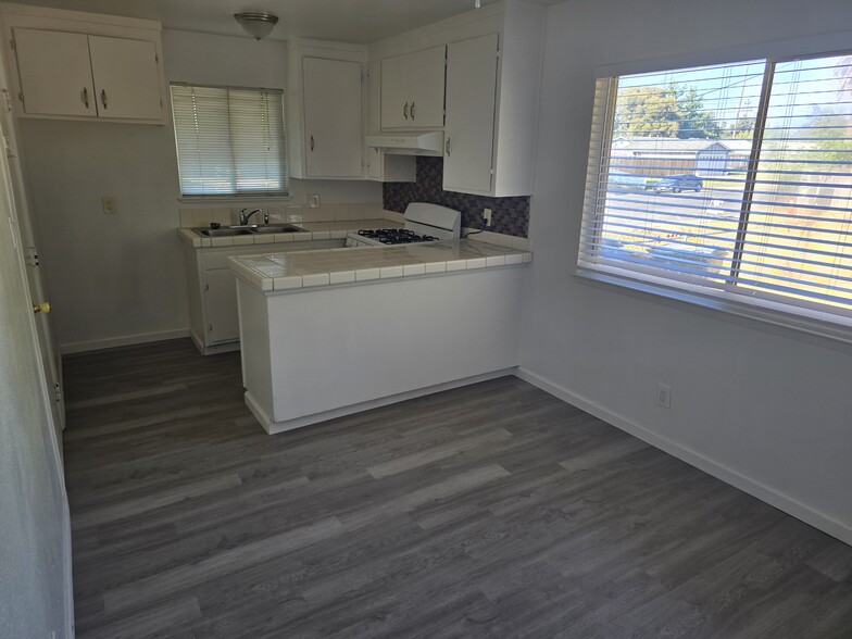 Kitchen and dining area - 10416 Mills Tower Dr