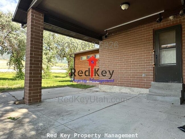 Building Photo - Country Club Dr. Single Family Home