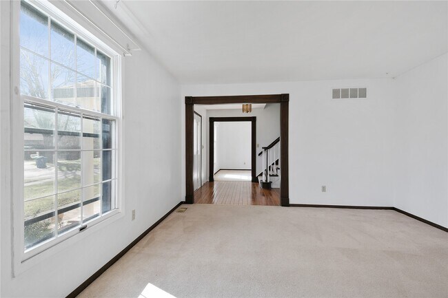 Building Photo - 15575 Clover Ridge Dr