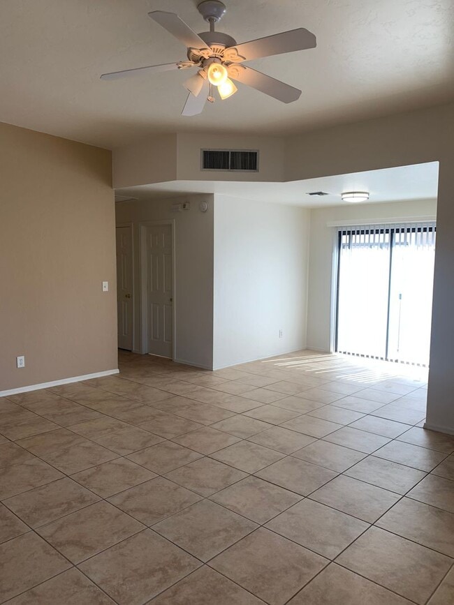 Building Photo - 9110 E Esperanza Dr
