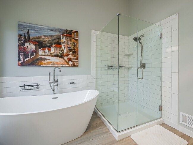 Building Photo - AVAILABLE NOW! Sun-Filled 3-Bed, 2.5-Bath Home with Golf Course Views in Bloomfield Hills