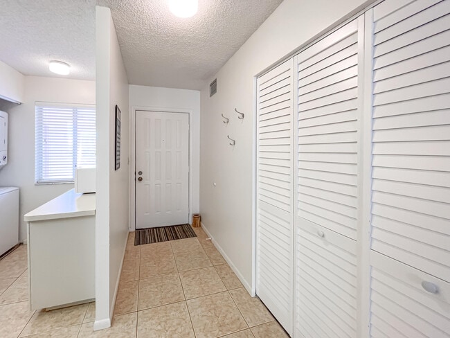 Building Photo - 353 S US Hwy 1