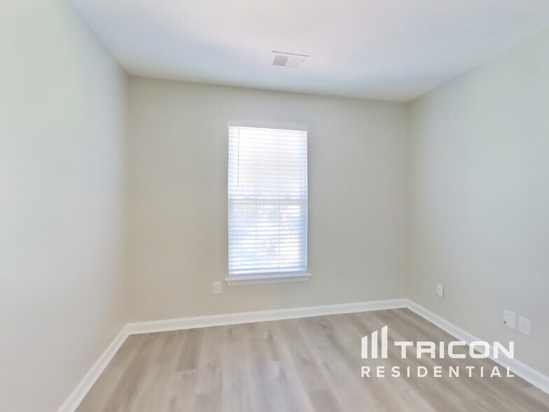 Building Photo - 2536 Bayview Dr