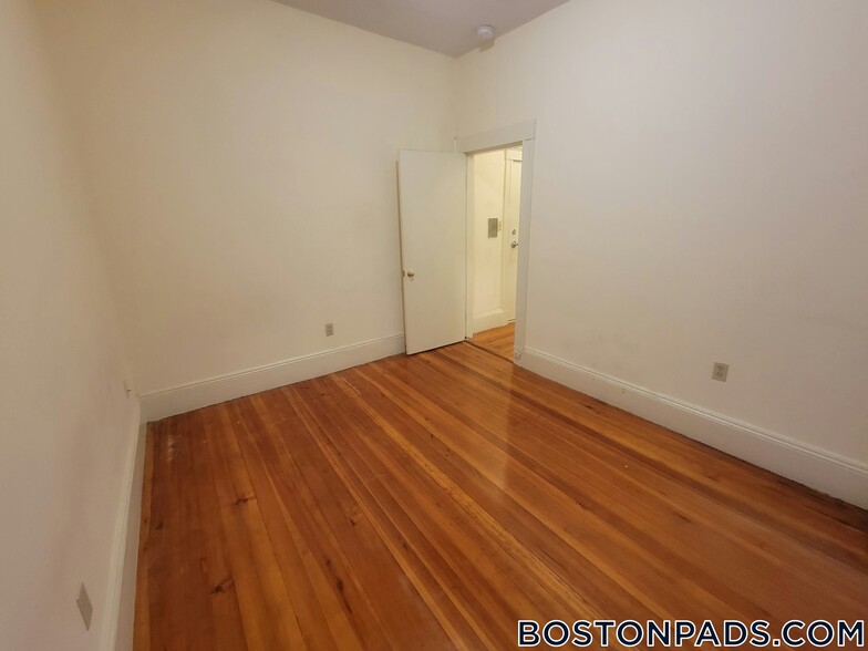 Building Photo - 51 Queensberry St