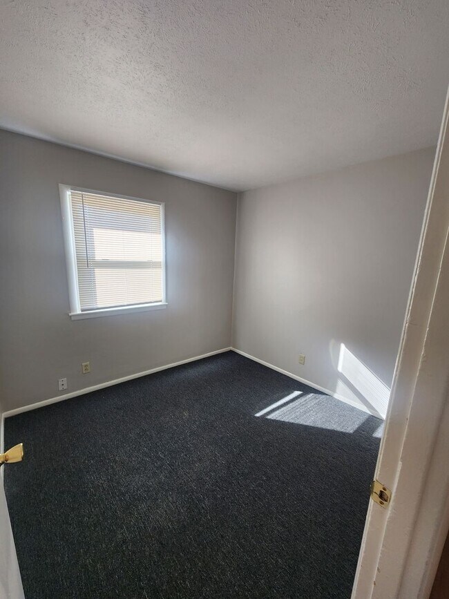 Building Photo - Spacious and updated 3 bedroom 1 bath!