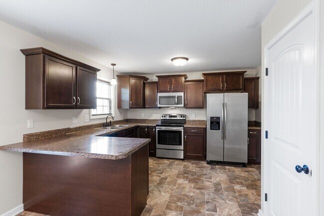 Building Photo - Large home in Hazelwood Area