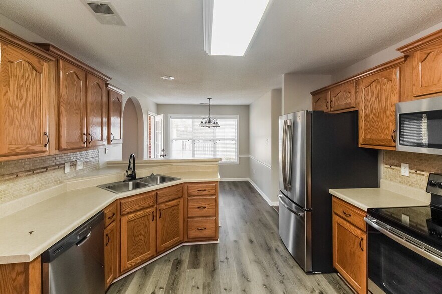 Building Photo - 13106 Sandbourne S