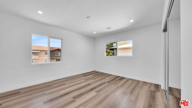 Building Photo - 126 S Manhattan Pl