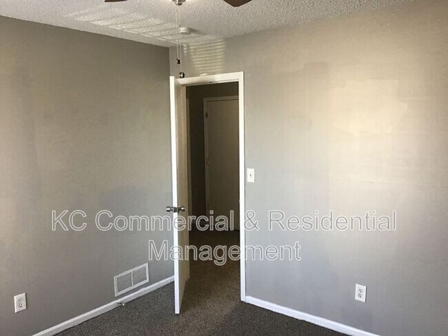 Building Photo - 208 W Meadow St