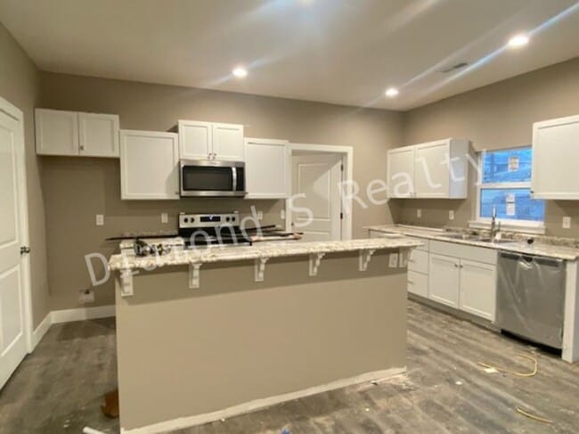 Building Photo - Gorgeous 4 Bedroom Ozark House Coming Earl...