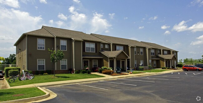 Primary Photo - Glenshire Court Apartments