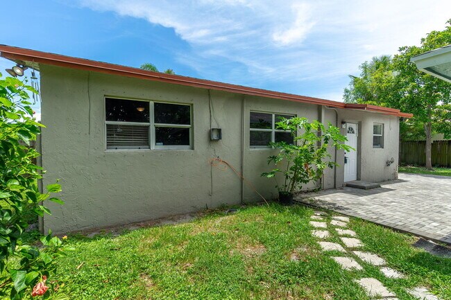 Building Photo - 2831 N Seacrest Blvd
