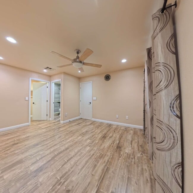 Building Photo - Highly Remodeled, 1st Floor Unit