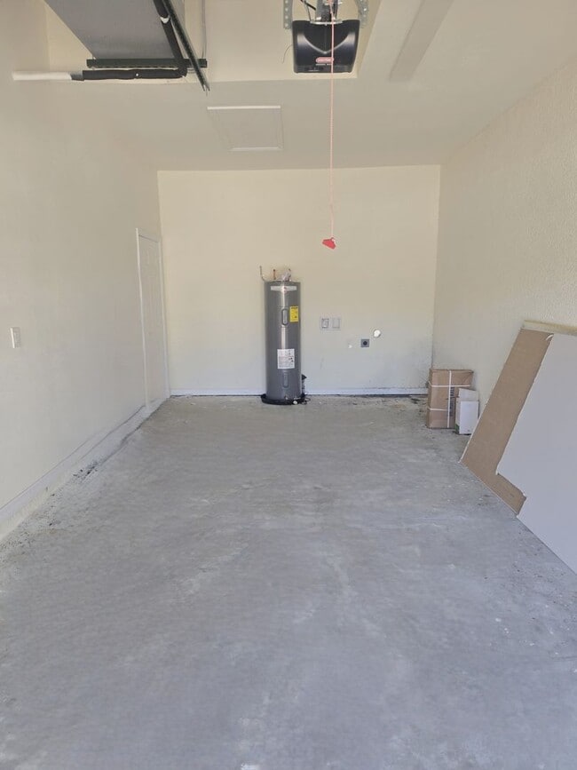 Building Photo - Must SEE- 3/2/1 single family home- South Lehigh Acres