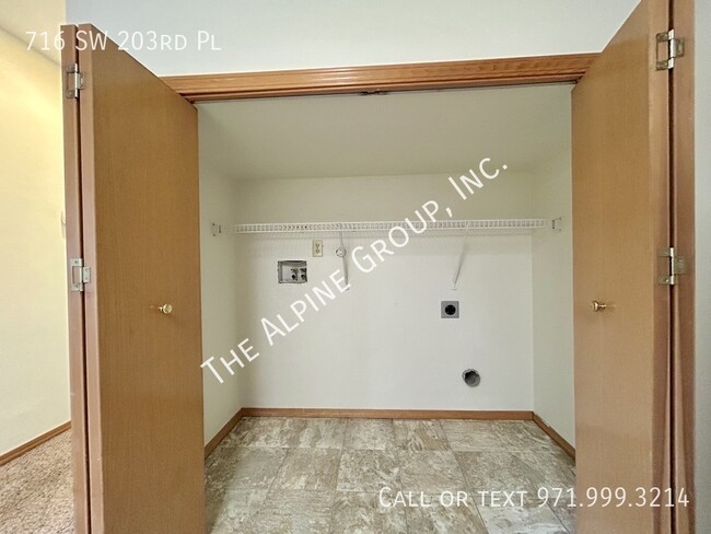 Building Photo - End-Unit Townhome in Quiet Location!