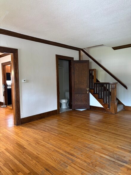 Living - 436 N Main St