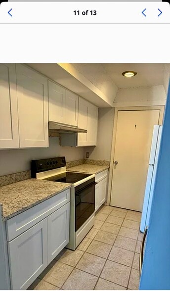 Kitchen - 991 Manor Ln