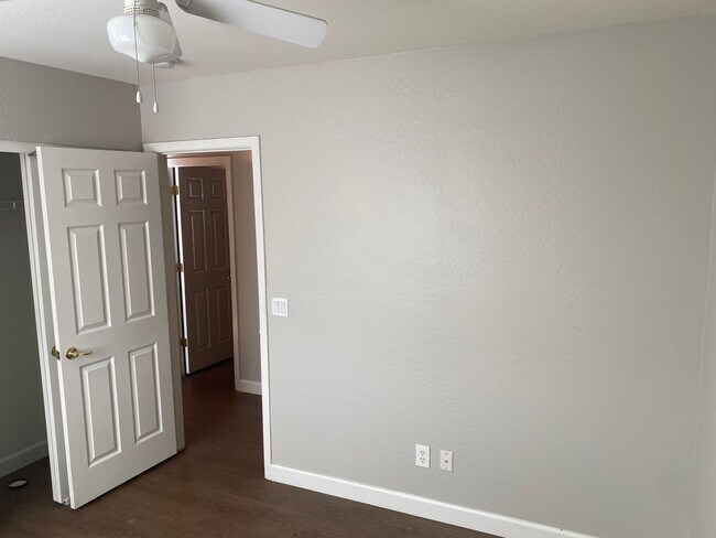 Building Photo - 3 bed 2 bath