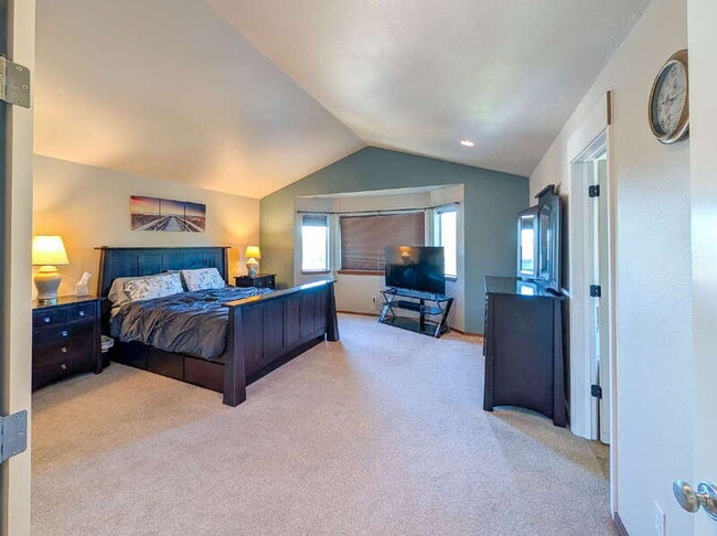 Building Photo - 5907 77th Dr NE