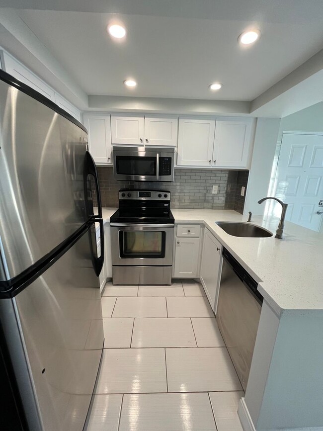 Building Photo - ONE BEDROOM ONE BATHROOM with FULL LAKE VIEW!