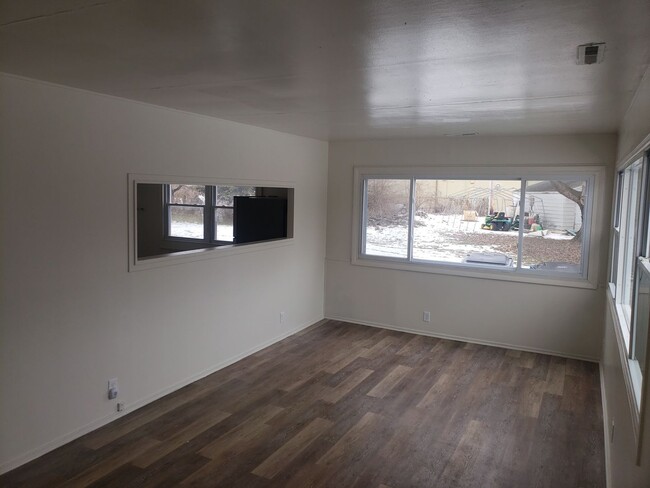 Building Photo - 3 Bedroom in New Haven 2 Bath with Man Cav...