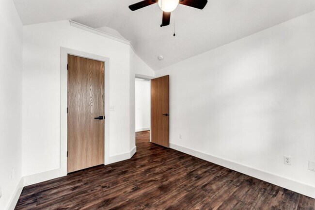 Building Photo - NIXA-5 Bed, 3 bath REMODELED Home | Walkou...