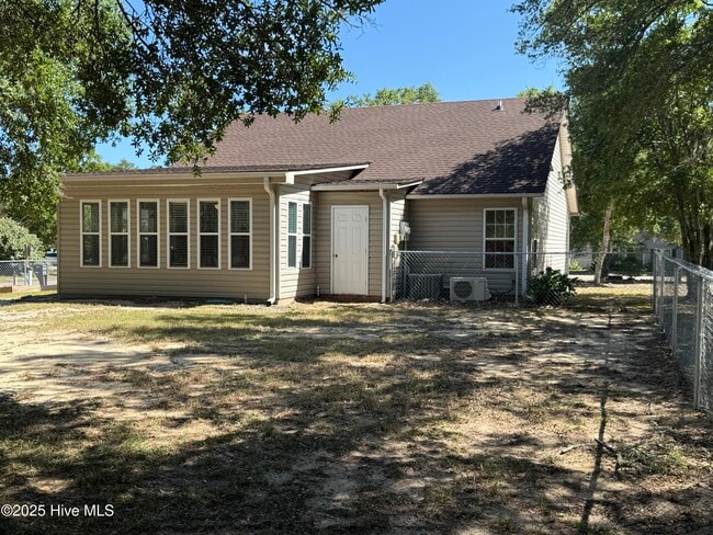 Building Photo - 1308 E Oak Island Dr