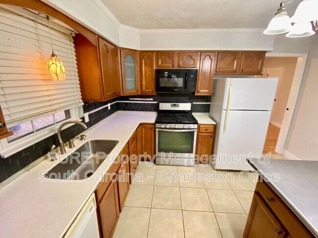 Building Photo - 7648 Hillview Ln