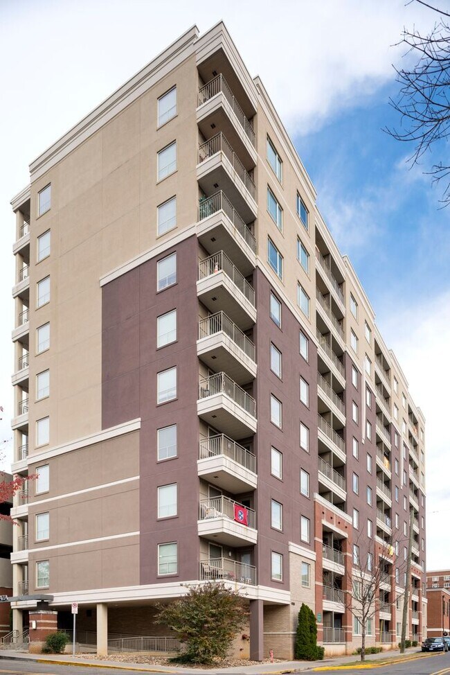 Building Photo - Lake Plaza Condominiums Unit #802: 3bed/2bath Available FALL 2026 - Move in 8/13/26! $3300/month ...