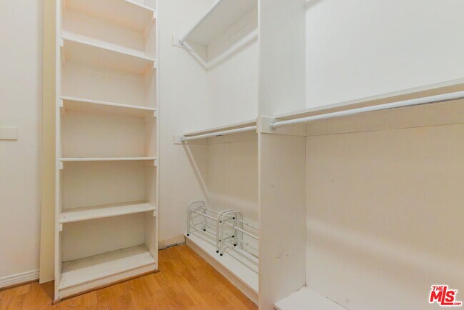 Building Photo - 458 N Oakhurst Dr